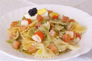 Ensalada de pasta fría con salmón