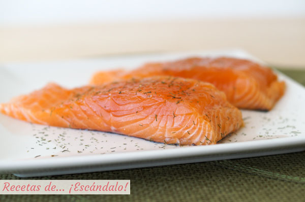 Salmon marinado casero al eneldo