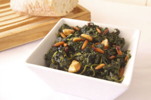 Espinacas salteadas con ajos y piñones