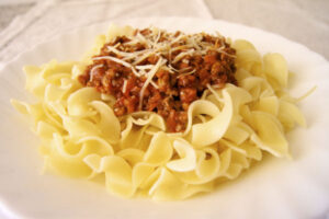 Pasta con salsa boloñesa casera