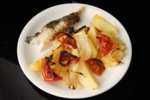 Asado de dorada al horno con patatas