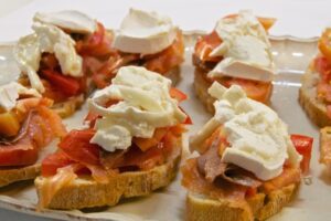 Canapés de salmón marinado con queso de cabra y anchoas