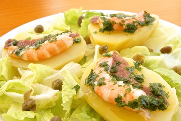 Ensalada de patatas y mar con salsa verde