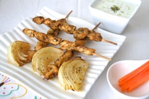 Brochetas de pollo al horno marinadas
