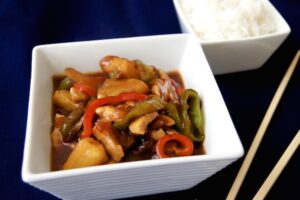 Pollo con piña al estilo chino