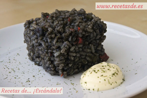 Arroz negro con calamares y salsa alioli casera