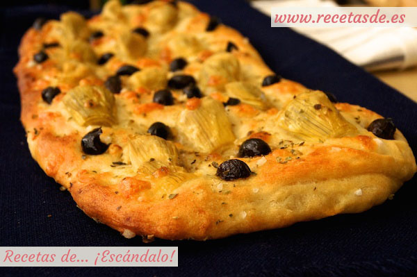 Focaccia italiana con olivas, alcachofas y mozzarella