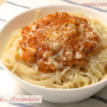 Espaguetis de atún, tomate y queso