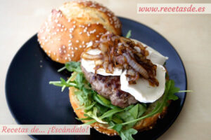 Hamburguesas caseras con queso de cabra y cebolla caramelizada