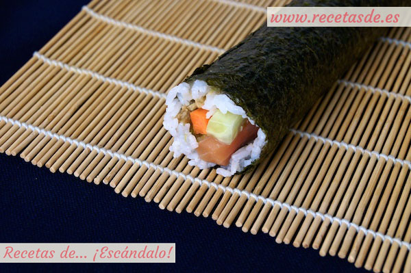 Detalle del maki sushi ya preparado y listo para cortar