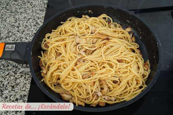 Espaguetis con panceta y huevos