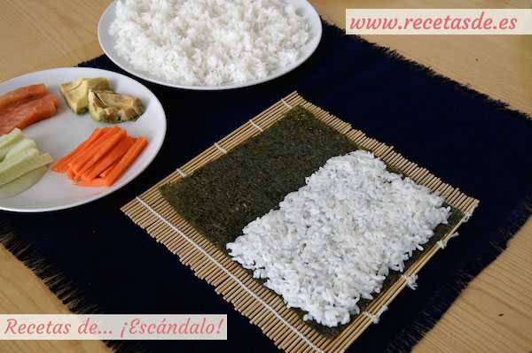 Extendiendo arroz de sushi