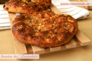 Focaccia italiana con queso roquefort y hierbas aromáticas. Receta paso a paso