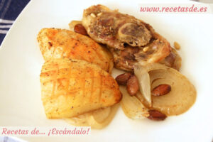 Asado de chuletas de cordero al horno con patatas y almendras