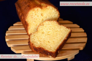 Bizcocho de naranja esponjoso, casero y fácil