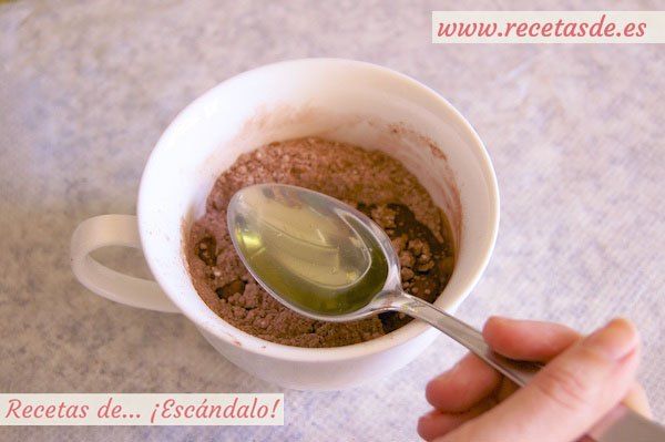 Preparando un mug cake de brownie de chocolate al microondas