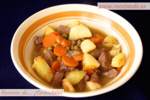Estofado de ternera guisada en salsa a la jardinera con patatas