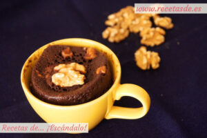 Mug cake de chocolate y nueces al microondas en taza