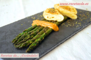 Espárragos verdes a la plancha con salsa romesco y rollitos de tortilla