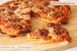 Pizza barbacoa con masa de pizza casera