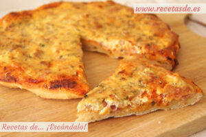 Pizza carbonara con masa de pizza casera