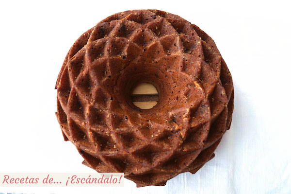 Bundt cake de platano, chocolate y canela desmoldado