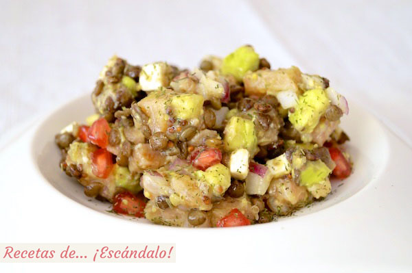 Ensalada de lentejas con salmon y aguacate