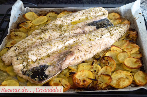 Receta de lomos de merluza al horno con patatas panaderas y cebolla
