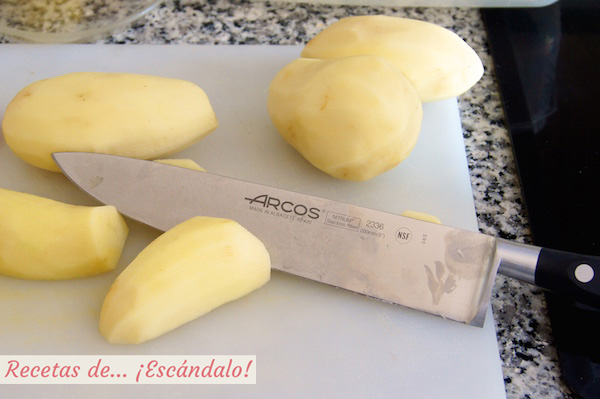 Cortando patatas con cuchillo de chef