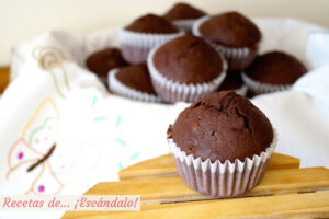 Magdalenas de chocolate, caseras y esponjosas. Receta fácil