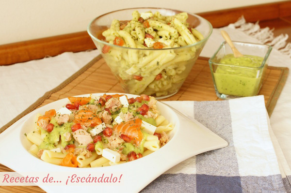 Ensalada de pasta fria con atun y salsa de aguacate, en plato y en bol