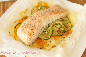 Salmón en papillote al horno con verduras y patatas