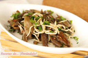 Setas al ajillo con angulas sucedáneas