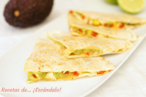 Quesadillas mexicanas de pollo y queso con verduras y aguacate