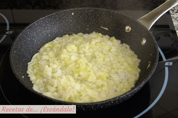 Cocinando la cebolla para los champiñones en salsa