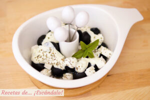 Cómo aliñar aceitunas al estilo griego: con tzatziki y queso feta