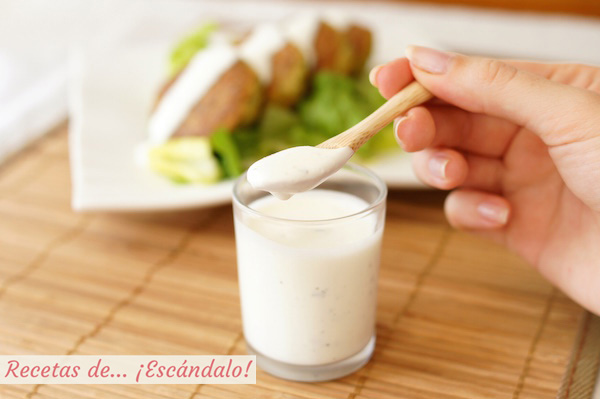 Como hacer salsa de yogur casera, ideal para ensaladas, kebab, falafel