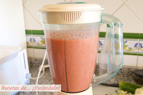 Gazpacho andaluz tradicional en la batidora