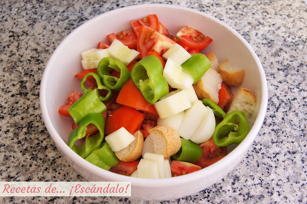 Ingredientes cortados para el gazpacho andaluz tradicional