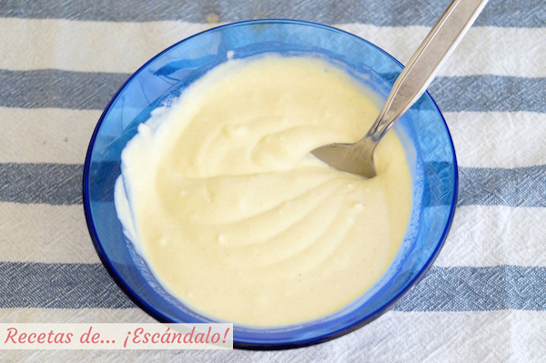 Receta de salsa para la ensalada de col y zanahorias americana o coleslaw