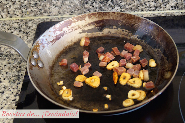 Salteado de ajos, guindillas y jamon