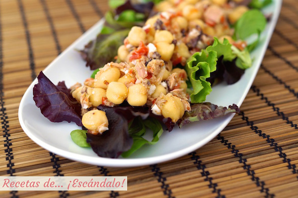 Ensalada de garbanzos y atun con vinagreta de mostaza y pimiento