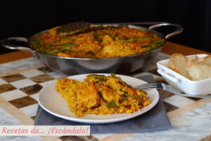 Arroz con pollo o paella de pollo. Receta tradicional