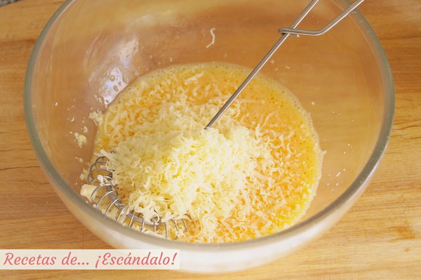 Huevos y queso para los macarrones a la carbonara