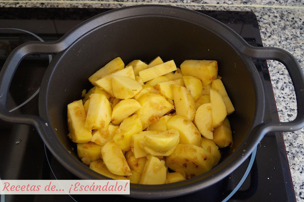 Patatas y cebolla para el caldo verde