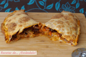 Receta de pizza calzone casera con salsa boloñesa y verduras
