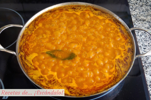 Arroz con bogavante cocinandose