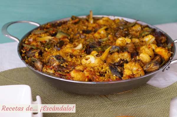 Paella de verduras casera y tradicional