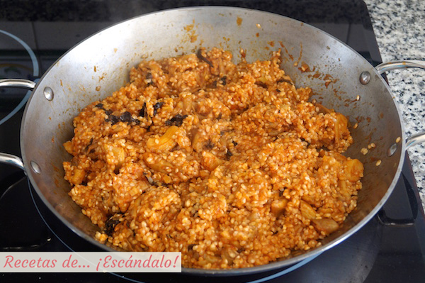 Preparando arroz con setas