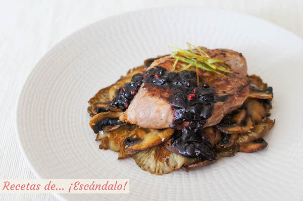 Tournedo de cordero a la plancha con salsa de arandanos a la pimienta rosa, y guarnicion de setas y champinones